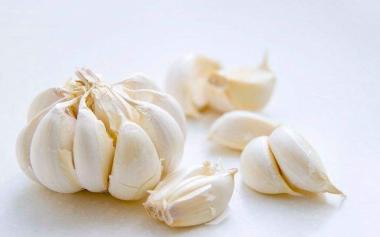 吃蒜有助增强老人记忆力预防肠道炎症！盘点大蒜的8大好处